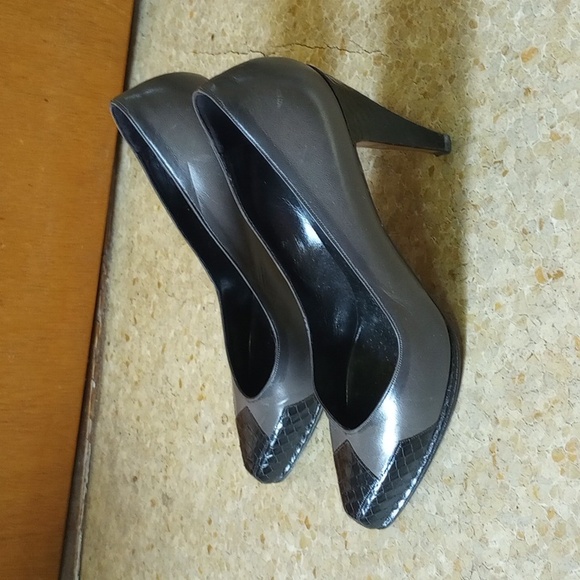 Anne Klein Size 8.5 Black and Gray Leather Heels, Italian - Picture 3 of 6